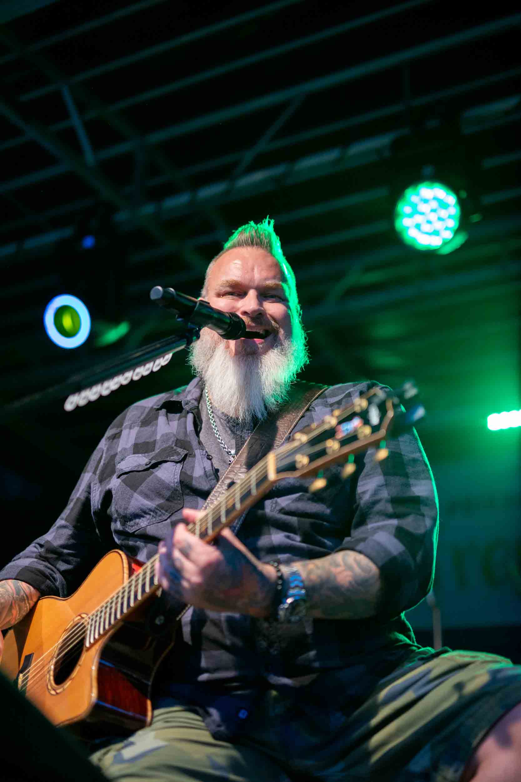 Gitarrist und Sänger der Band Triple Sec beim Sommerfest auf dem Hochdahler Markt